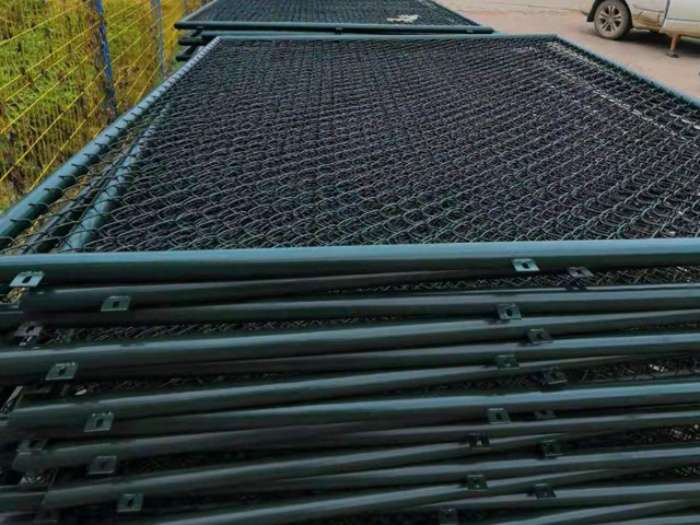 Chain Link Fence (Also Known as Diamond Mesh Fence) Chain link fence—sometimes called diamond mesh fence, sports field fencing, woven wire fence, or athletic court barrier—is a flexible, woven mesh system that’s super easy to install on-site without any welding needed. Thanks to its excellent corrosion resistance and strong ability to absorb impact, it’s the go-to choice for small sports courts like basketball, volleyball, tennis, and other areas that regularly deal with physical stress or contact. Material: Made from high-quality low-carbon steel wire, stainless steel wire, or galvanized iron wire—often coated with a protective plastic layer through a process called "plastic dip coating" (or "powder coating"). Key Features: Unlike traditional welded fences, chain link fencing uses a specially woven mesh created by interlocking spiral wires. This gives it a unique “diamond-shaped” (actually inverted square) pattern that’s not only super durable and shock-resistant but also clean, simple, and visually appealing. Surface Finish: Plastic dip coating (immersion coating)—which adds an extra layer of weather and rust protection while giving it a smooth, colorful finish. Common Uses: This modern fencing solution is incredibly versatile. You’ll find it everywhere—from highways and railways to factories, residential neighborhoods, riverbank projects, schools, government buildings, and especially sports facilities. In athletic settings, it’s widely used as perimeter fencing for basketball courts, tennis courts, soccer fields, volleyball courts, badminton courts, and more. In short, if you need a tough, low-maintenance, and good-looking fence that can handle real-world wear and tear—especially around sports areas—chain link (diamond mesh) fencing is a smart pick!