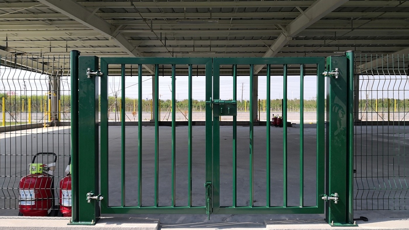 Double-leaf swing gate integrated with the perimeter fencing system