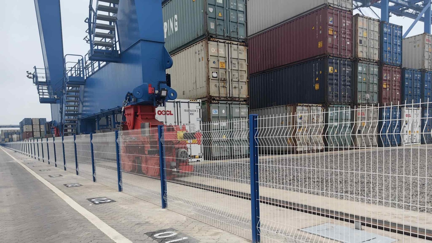 3D welded mesh fence in container handling area