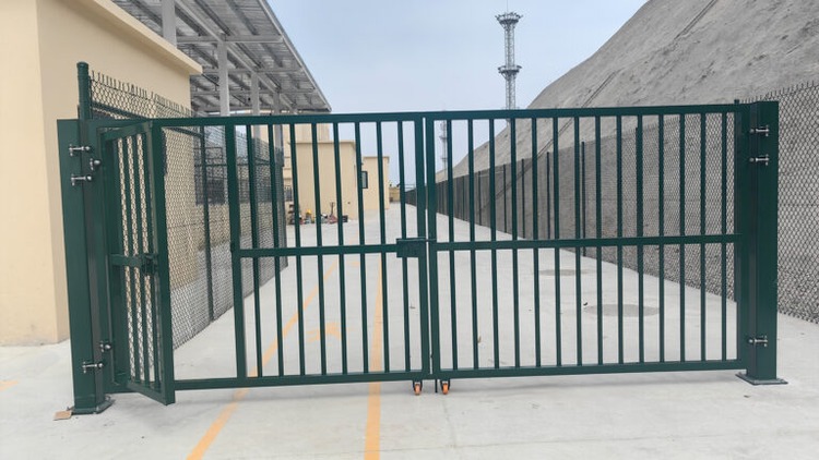 Heavy duty double leaf gate with pedestrian gate
