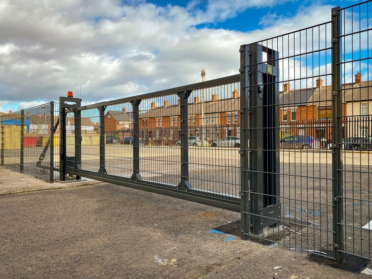 Vehicle entrance gate for an industrial project
