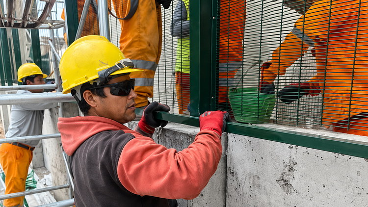 On-site installation support for perimeter fencing in Peru