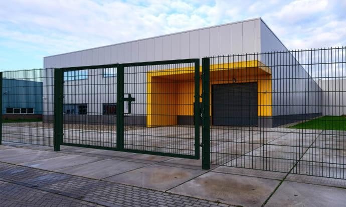 Double-leaf vehicle gate in a logistics park