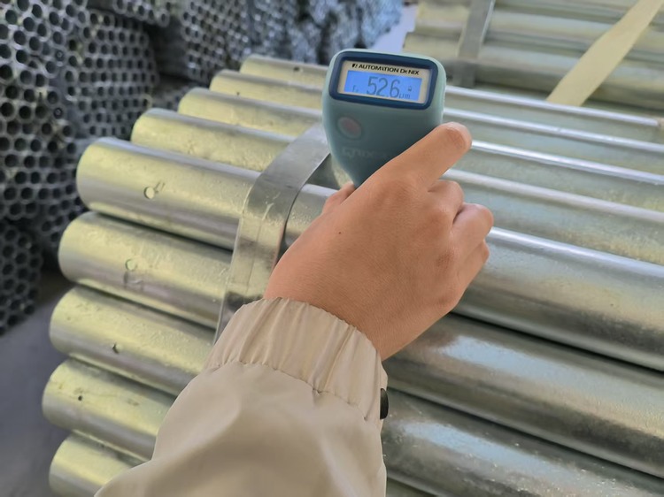 Inspección dimensional de componentes de acero galvanizado.