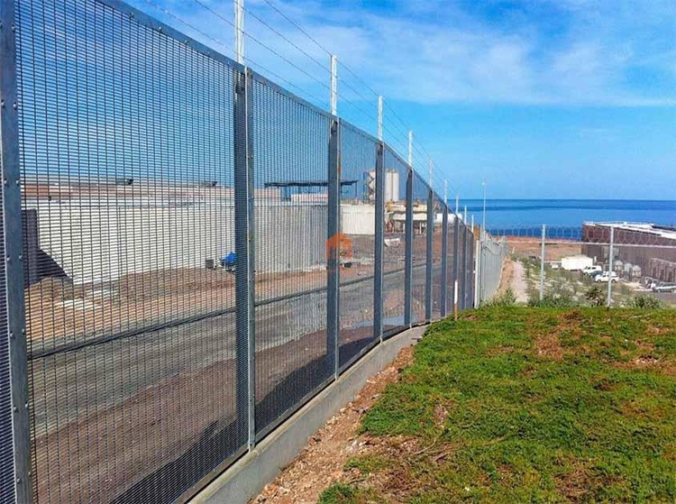 Esgrima de perímetro instalado cerca de un sitio marino/coastal.