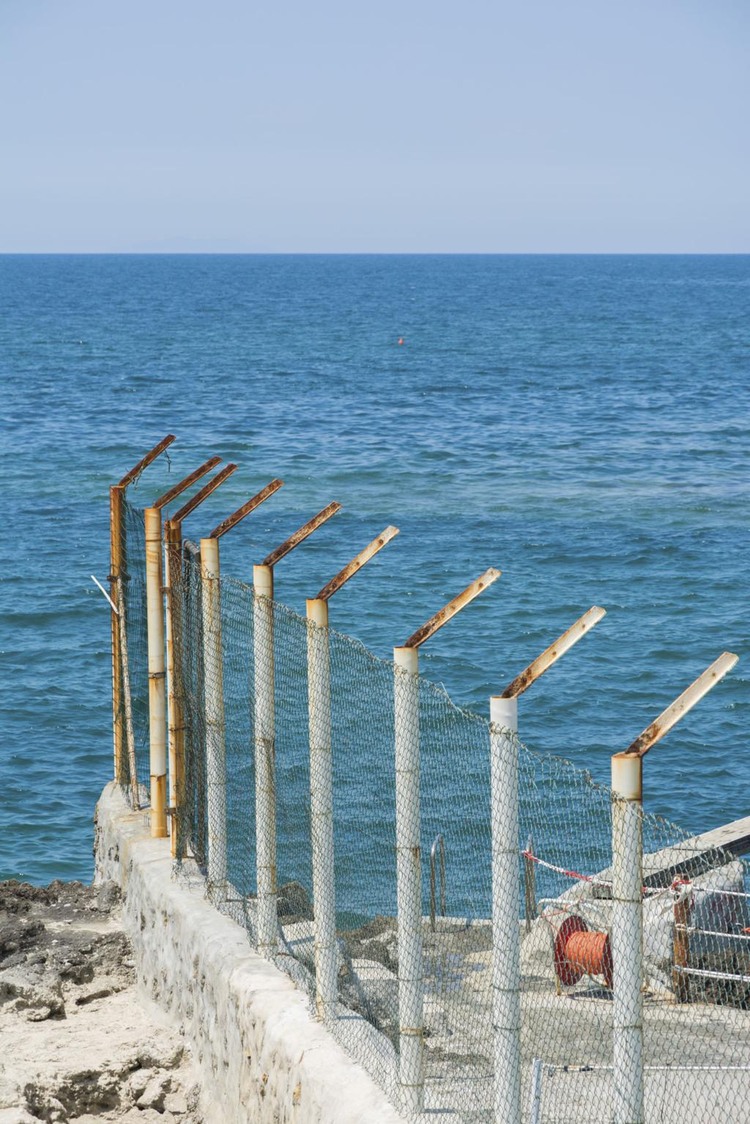 Línea Fence directamente expuesta al spray de sal marina y cloruros aerotransportados.