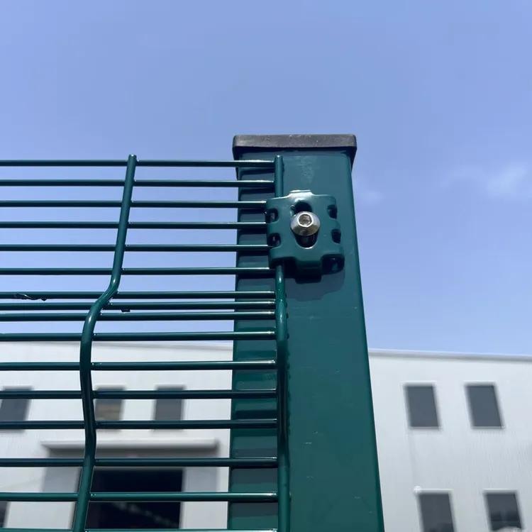 Detalles de conexión post-panel en un sistema de cerca de alta seguridad.