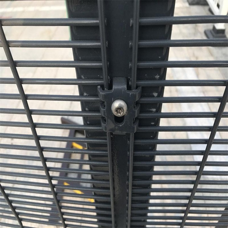 Fastener y detalles de conexión de panel que requieren protección de corrosión compatible.