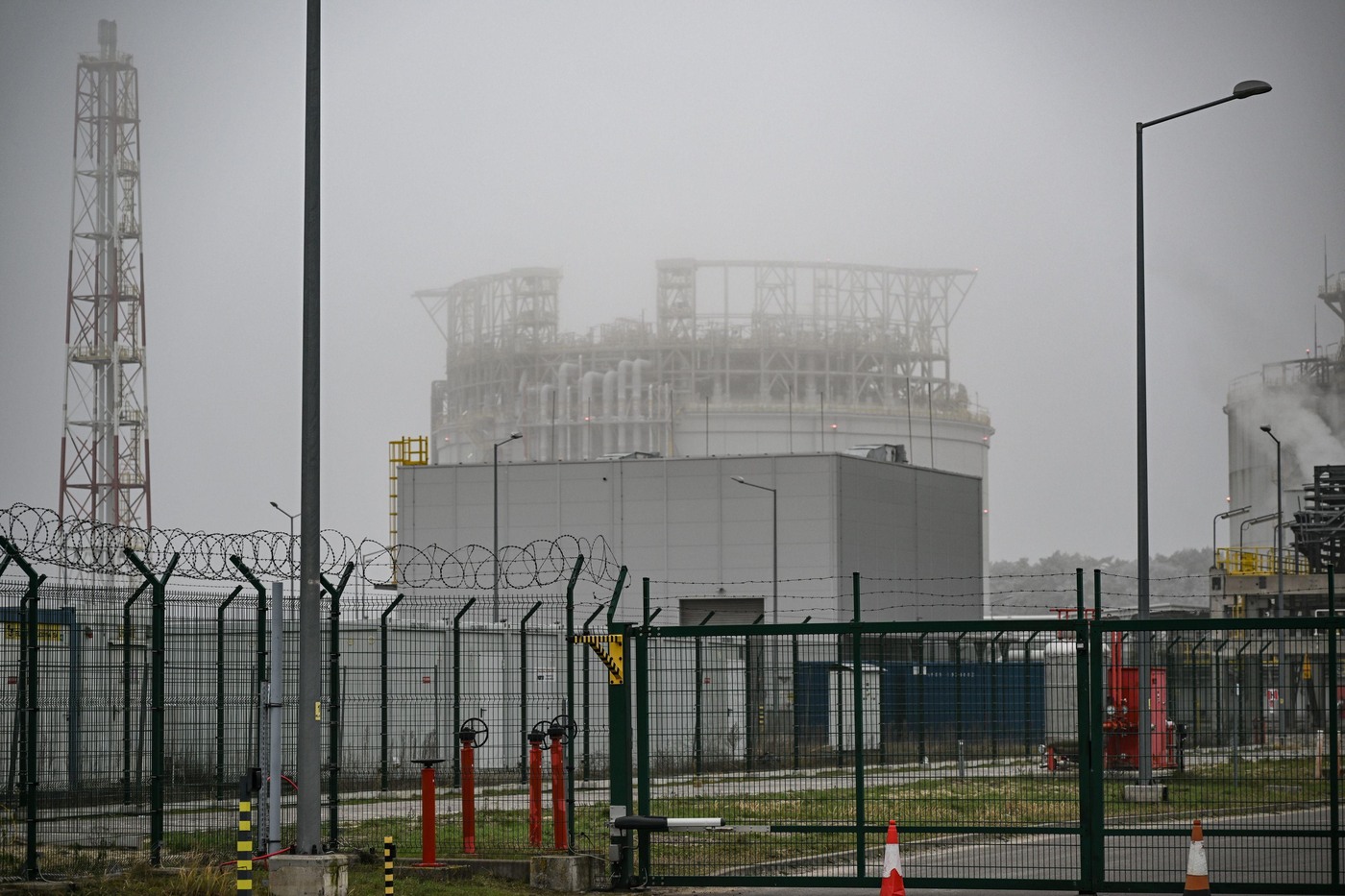Perímetro de seguridad alrededor de una instalación industrial en un ambiente húmedo.