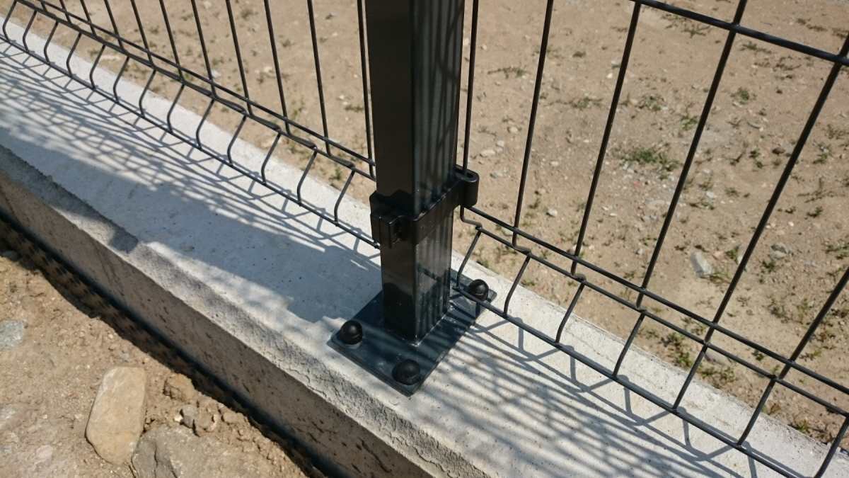 Base plate and anchor-bolt fixing on a concrete foundation