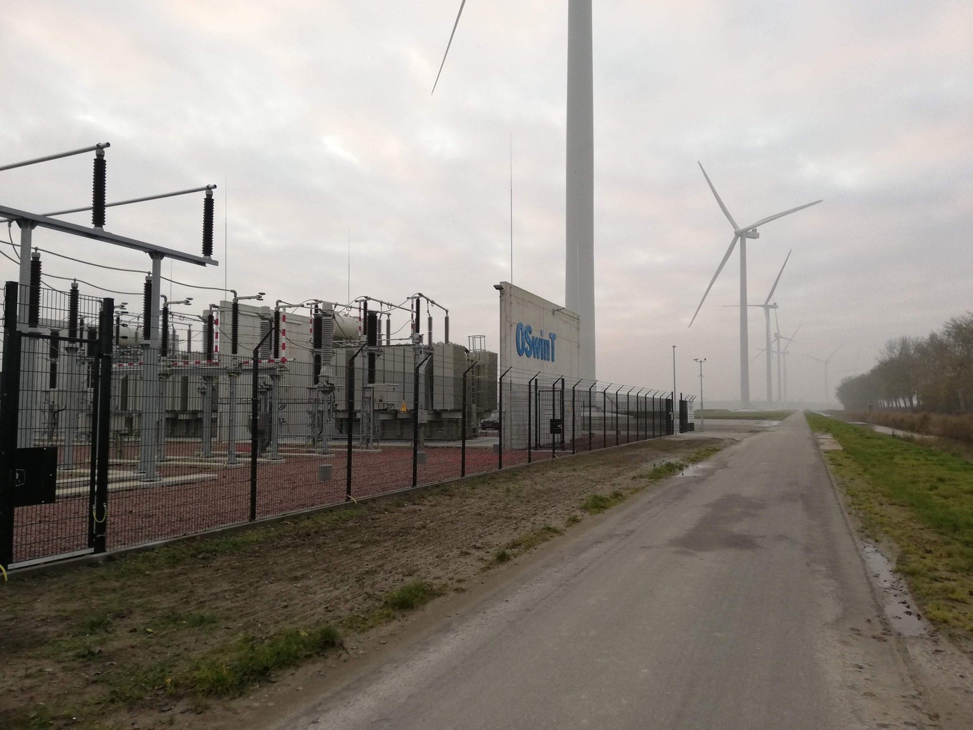 Infraestructura de energía eólica protegida por un perímetro de metal continuo