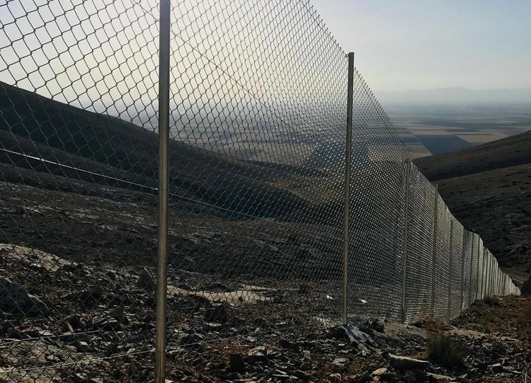 Ganado de enlace de cadena instalado en terreno montañoso empinado