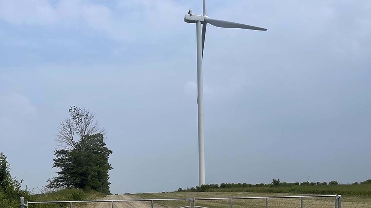 Ruta de acceso a la turbina eólica y terreno circundante