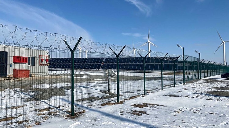 Long-distance wind-farm perimeter fencing in cold-weather conditions