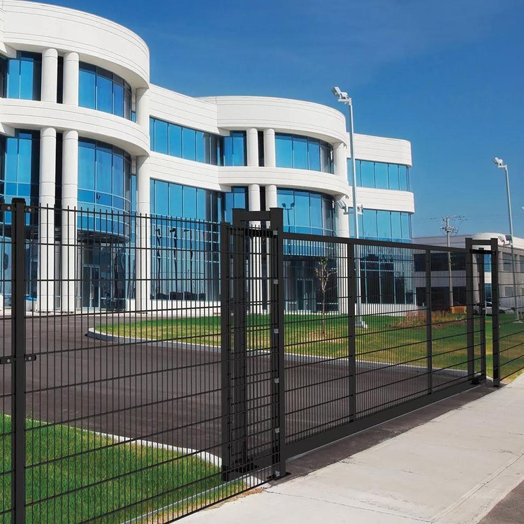 Ancho decorativo de acero en una entrada moderna del edificio de oficinas