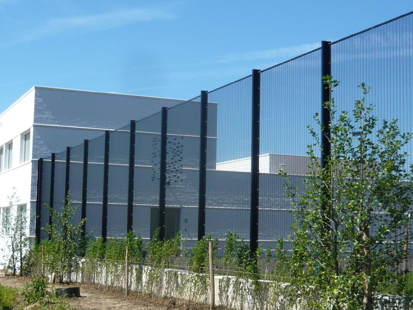 Cierre de malla soldado negro junto a un complejo comercial