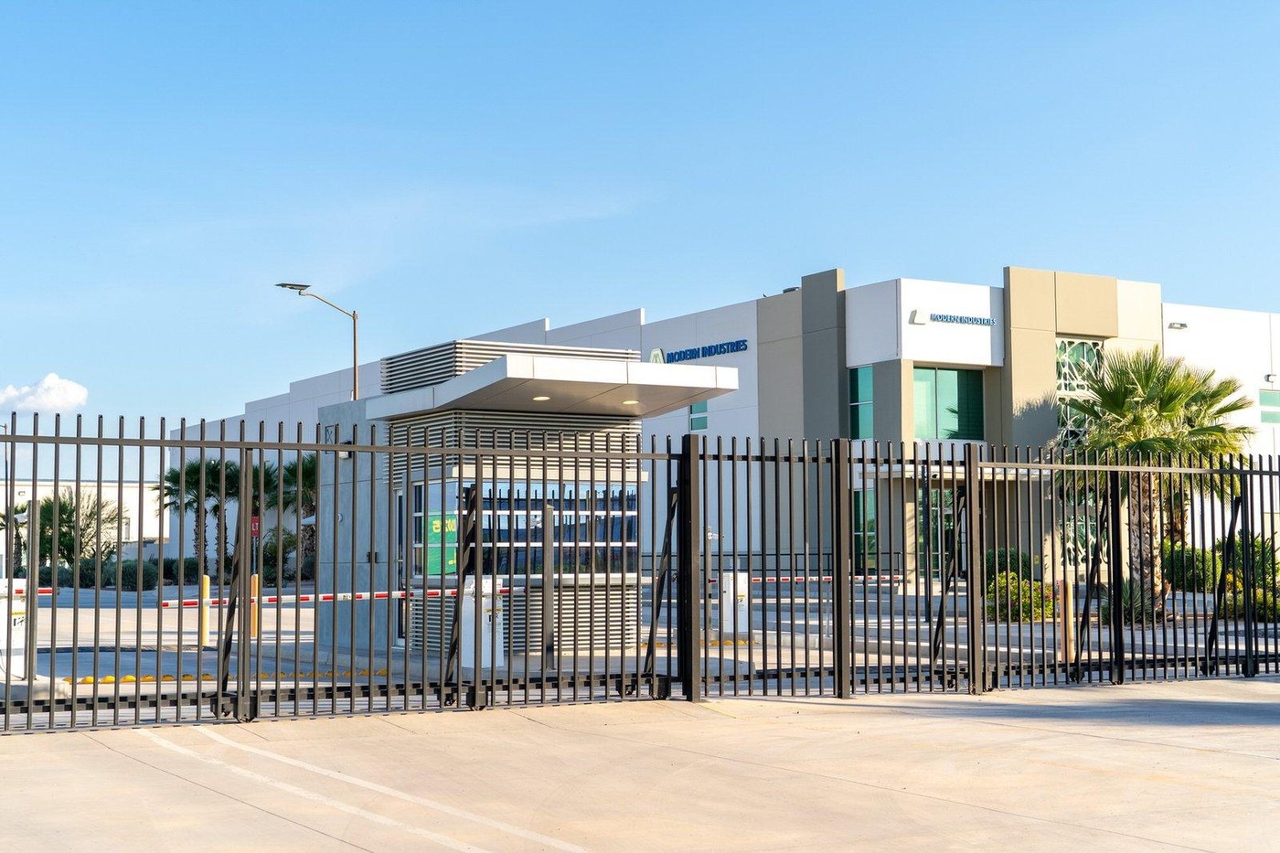 Continuous solded mesh fence along a business park