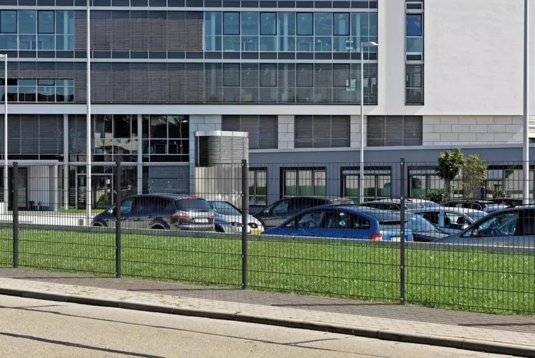 Diseño de cerca de estilo abierto para un campus de oficina
