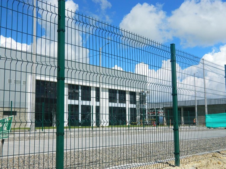 Welded mesh fence maintaining an open visual effect