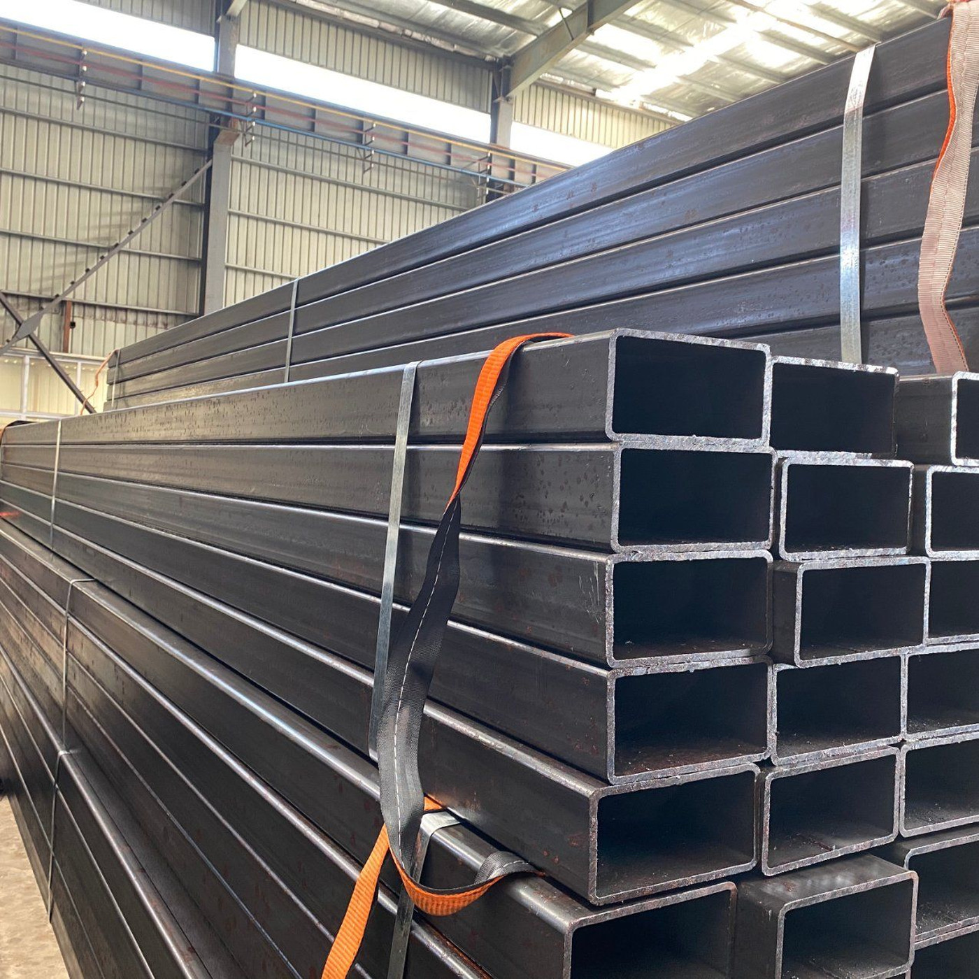 Secciones huecas de acero rectangular no galvanizadas almacenadas en una fábrica