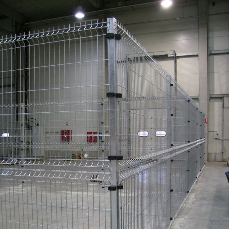 Galvanizado cerca de malla soldado 3D instalado dentro de una fábrica