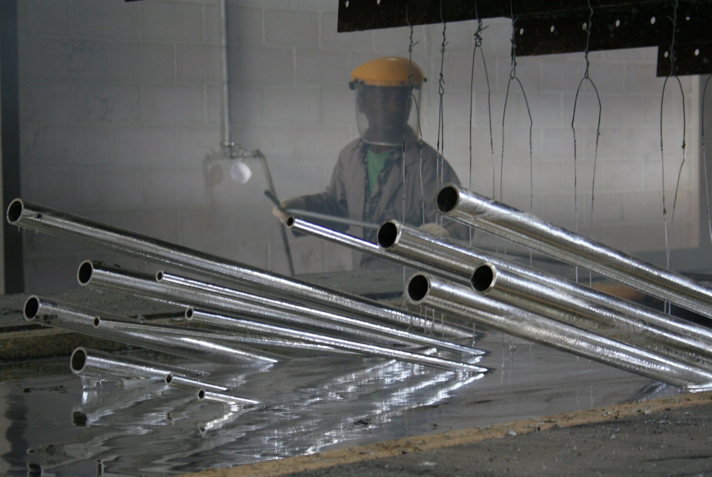 Industrial hot-dip galvanizing workshop and process area