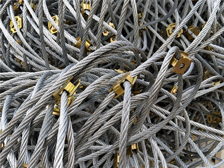 Flexible steel wire rope mesh and connection nodes